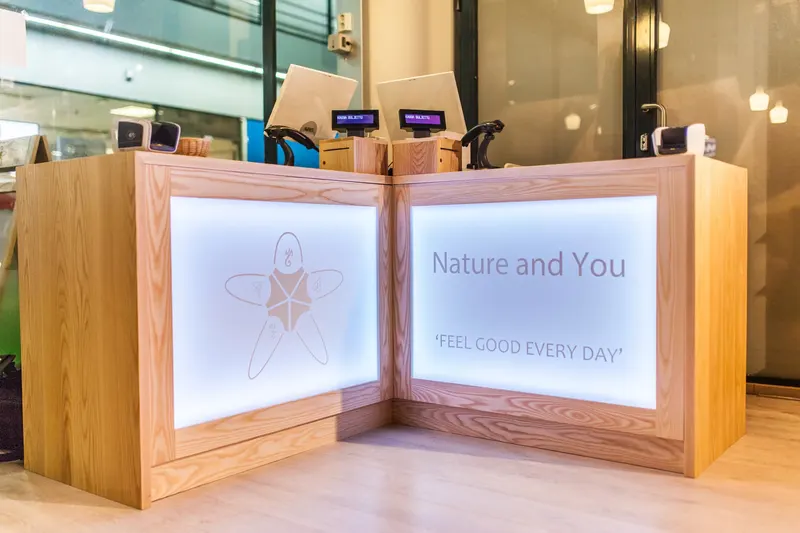 Nature and You -myymälän valaistu puinen vastaanottotiski Kampissa