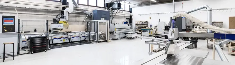 Tuotantohalli, jossa CNC-työstökeskus ja puuntyöstökoneita